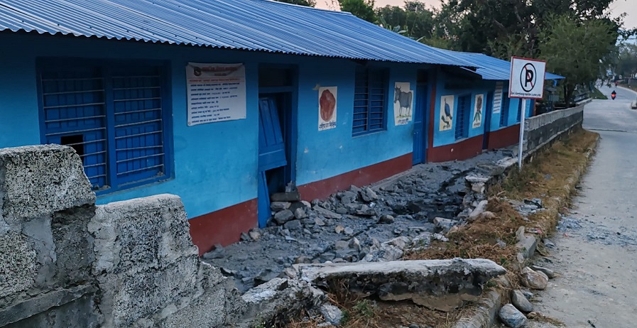 पोखरामा गाडीले स्कुलको पर्खाल र ढोका नै फोरेपछि