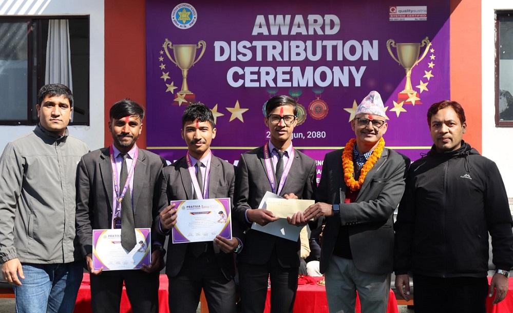 विभिन्न क्षेत्रमा उत्कृष्ट हासिल गरेका विद्यार्थीलाई पुरस्कार दिँदै ।