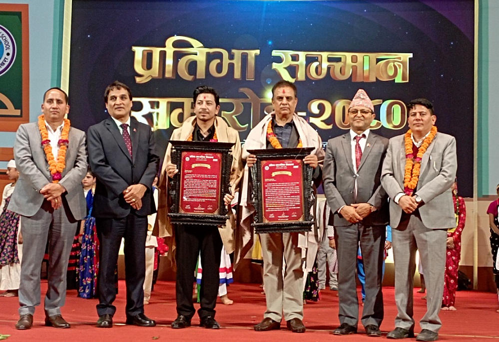 हरिवंश र प्रकाश सपुतलाई प्रतिभा माविको सम्मान