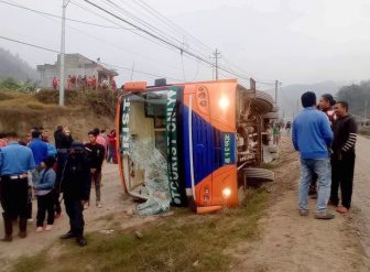 पोखराबाट काठमाडौं जादै गरेको पर्यटक बस तनहुँमा दुर्घटना