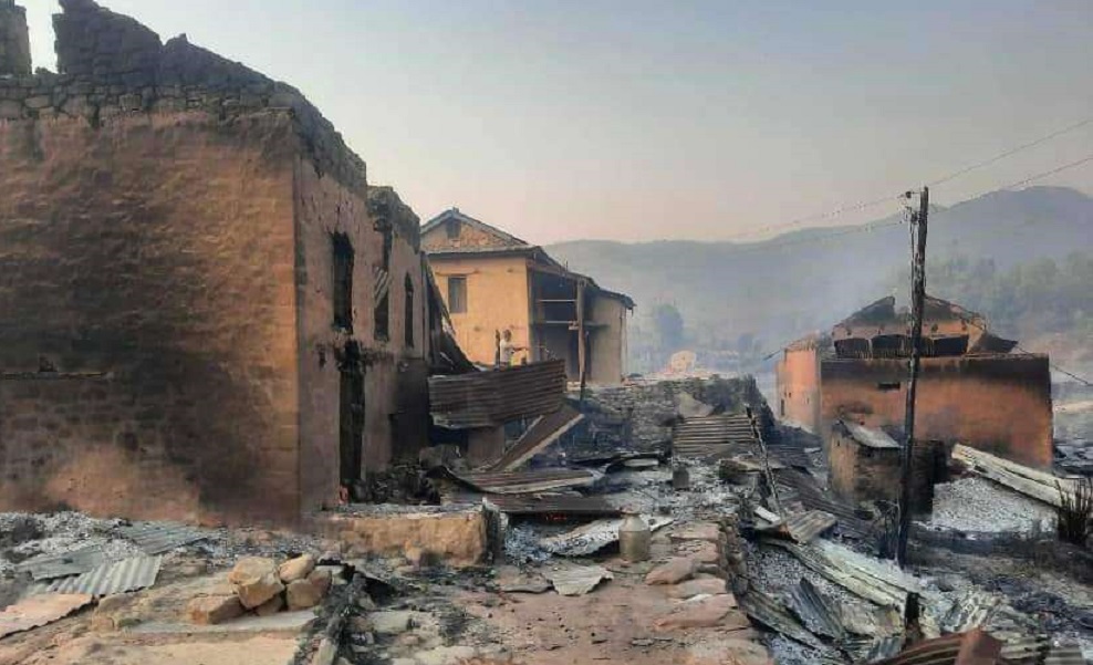 नवलपुरमा भिषण आगलागीः आगो गाउँपस्दा १२ घरगोठ जले, १ जना घाइते