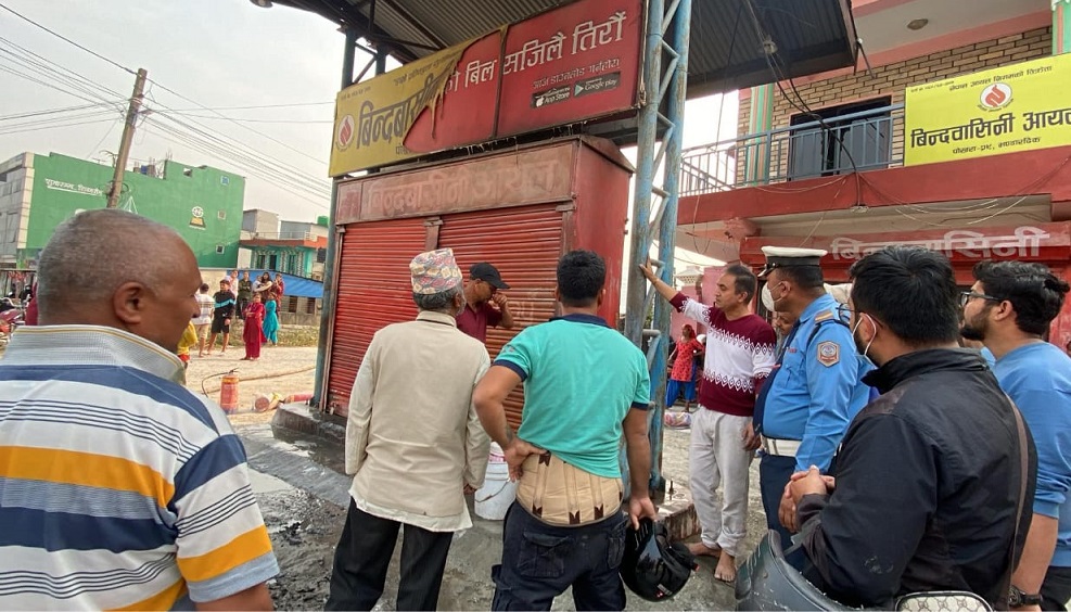 पोखराको बिन्धयवासिनी पेट्रोल पम्पमा आगलागी, स्कुटर जल्यो