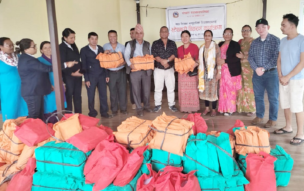 पोखरा महानगरपालिका १० द्धारा वडा भित्रका सामुदायिक विद्यालयलाई स्टेशनरी वितरण
