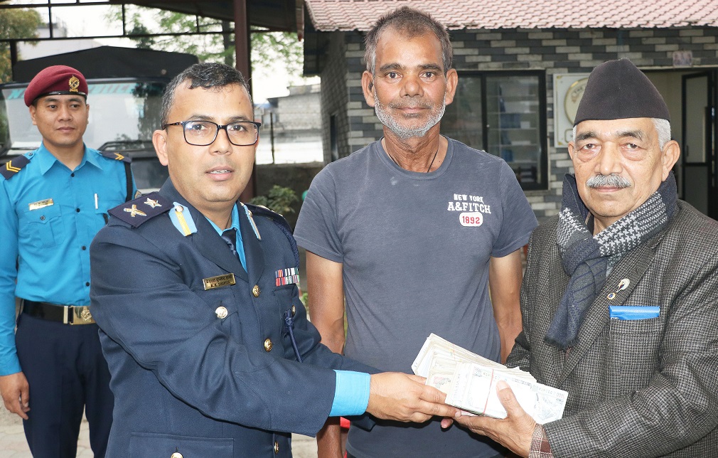 पोखरामा बाटोमा हराएको १७ लाख रुपैया फेलापारी सम्बन्धित धनीलाई बुझाए