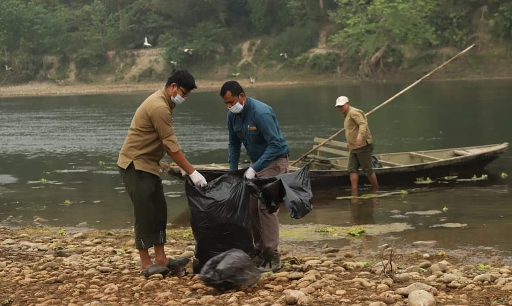 बाराही जंगल लजले गर्यो निकुञ्ज क्षेत्रमा सरसफाई, तीन ट्याक्टर फोहर सङ्कलन