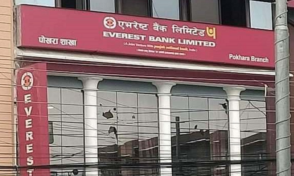 पोखराको एभरेष्ट बैंकमा ढुङ्गा प्रहार