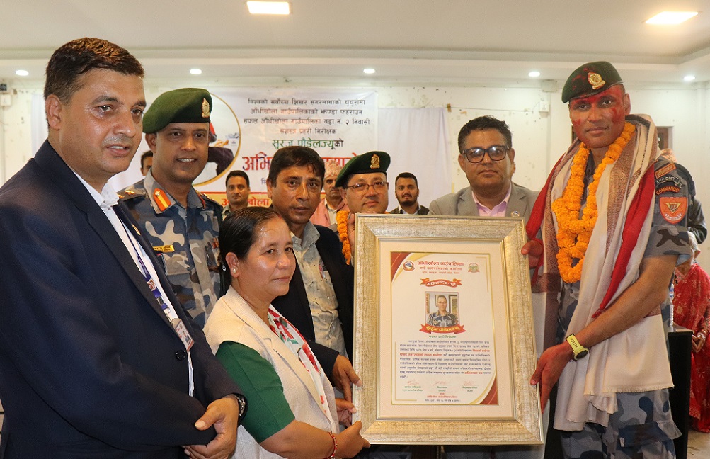सगरमाथा आरोही इन्स्पेक्टर सुरजलाई स्याङ्जामा नागरिक अभिनन्दन
