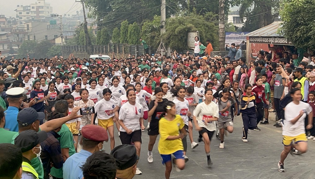 पोखरा ७ मा भएको दौडमा उत्साजनक सहभागीता, छात्र तर्फ रितिक र छात्रा तर्फ स्मृतीलाई उपाधि