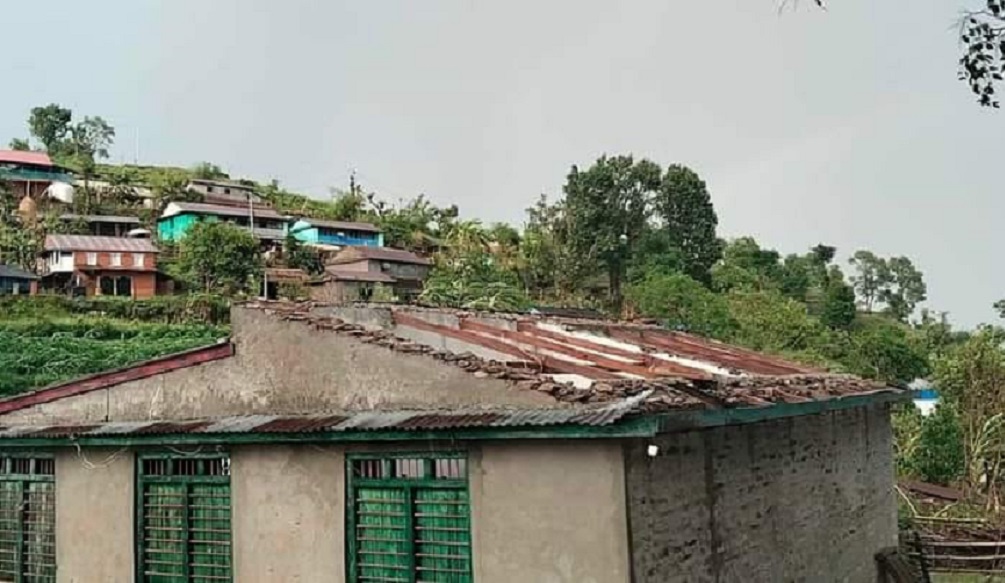 हावाहुरीले टिन उडाए पछिः तस्बिर प्रकाश खनालको फेसबुकबाट