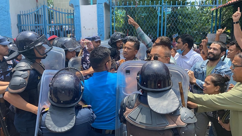 पोखरामा सहकारी पीडितहरुले प्रधानमन्त्रीलाई कालो झण्डा देखाए, प्रहरी सँग झडप