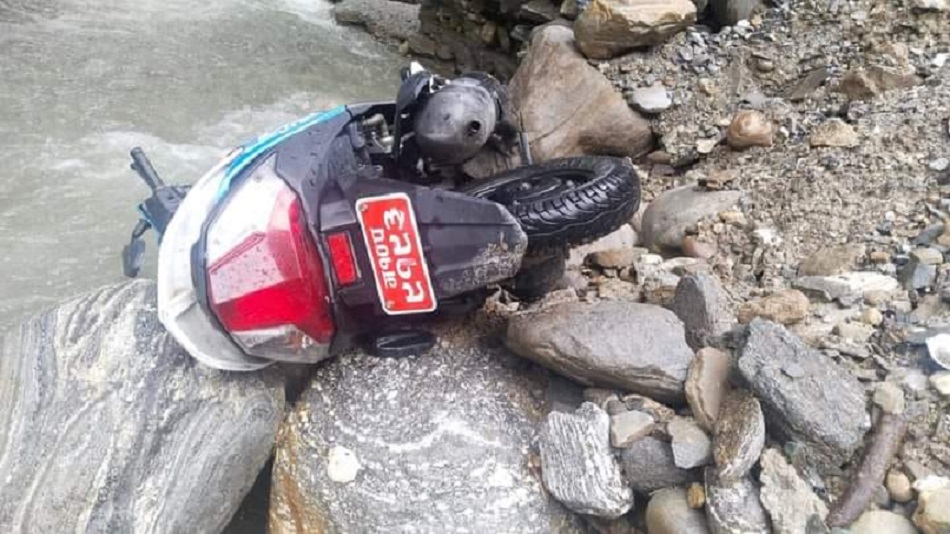 मादीको काँडेखोलामा ‘डियो स्कुटर’, कस्को हो पत्तो भएन