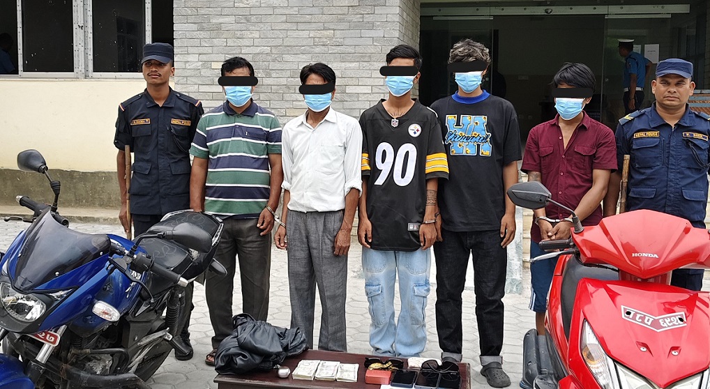 पोखरामा हतियार देखाई लुटपात गर्ने ५ जना पक्राउ