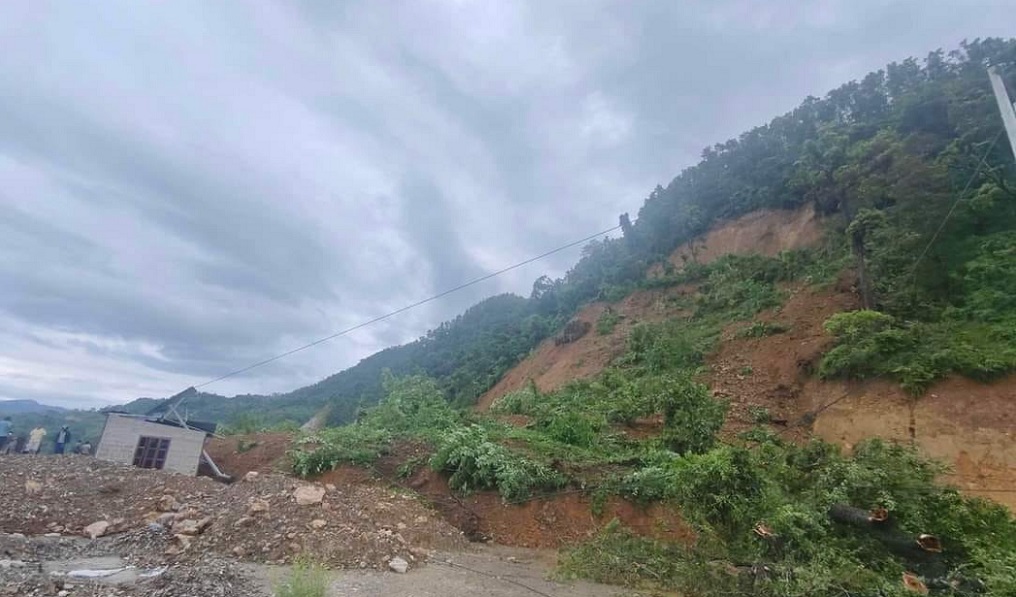 तनहुँको घाँसीकुवामा ठुलो पहिरो, पृथ्वीराजमार्ग अवरुद्ध तस्बिरः उज्वल पौडेलको फेसबुकबाट