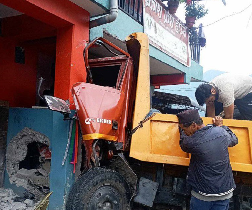 पोखराको लामाचौरमा ट्रक दुर्घटना हुदाँ पसल भित्र पस्यो