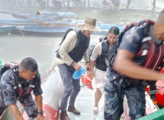 फेवातालमा हावाहुरीले अड्किएका दुई जनालाई सशस्त्र प्रहरीद्धारा उद्धार
