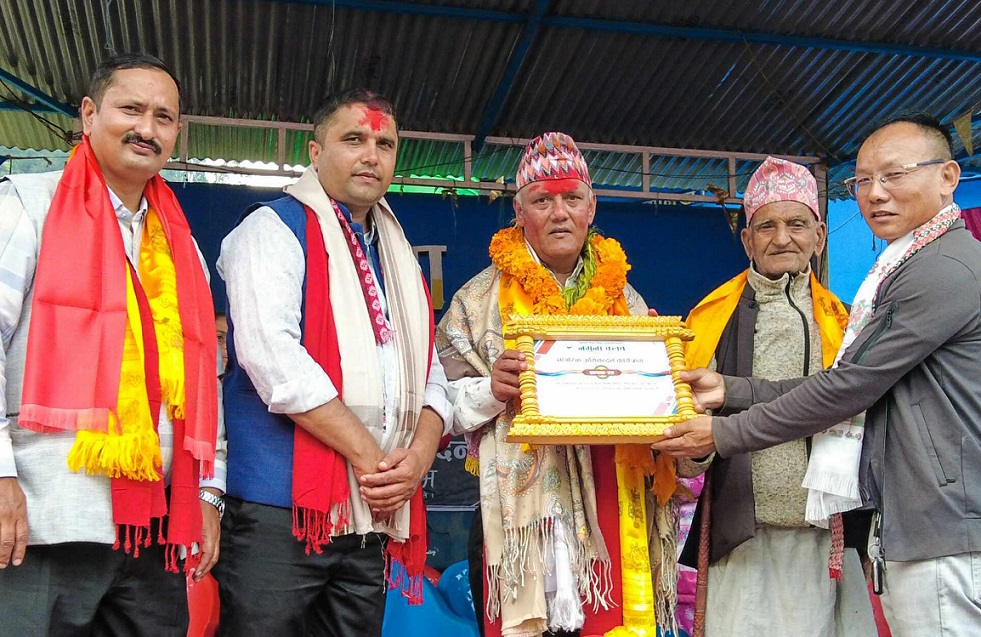 वडाको विकासमा योग्दान दिएको भन्दै पुर्वमन्त्री खड्कालाई पोखरामा नागरिक अभिनन्दन