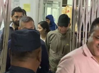 काठमाडौँमा पक्राउ परेका रवि लामिछानेलाई प्रहरीले रातिनै पोखरा ल्यायो