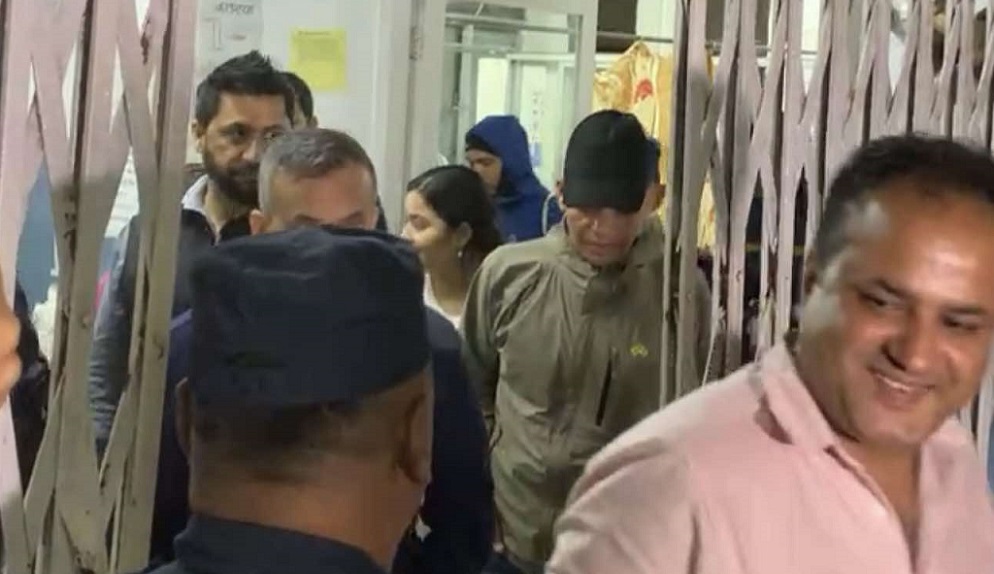 काठमाडौँमा पक्राउ परेका रवि लामिछानेलाई प्रहरीले रातिनै पोखरा ल्यायो