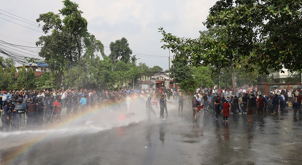 पोखरामा रास्वपा कार्यकर्तालाई पानीको फोहोरा र अश्रुग्यास प्रहार