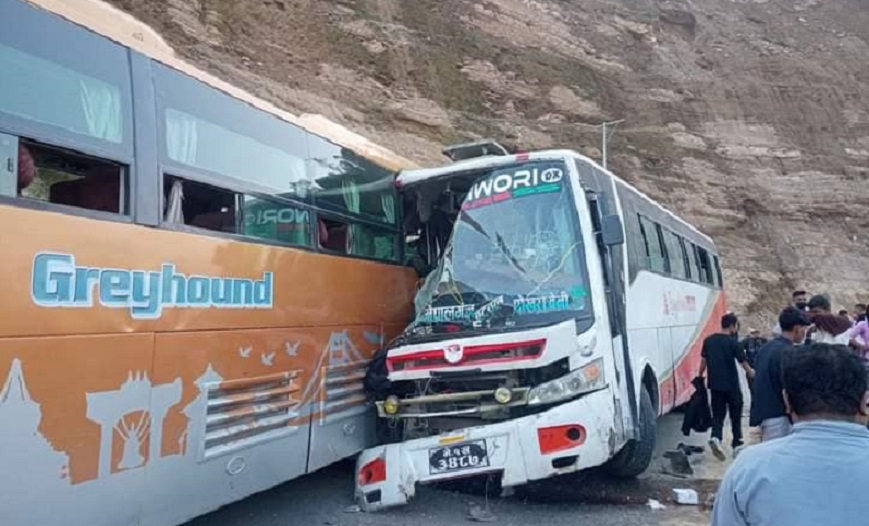 तनहुँमा दुई बस ठोक्किदा चालकको मृत्यु, ३० जना घाइते