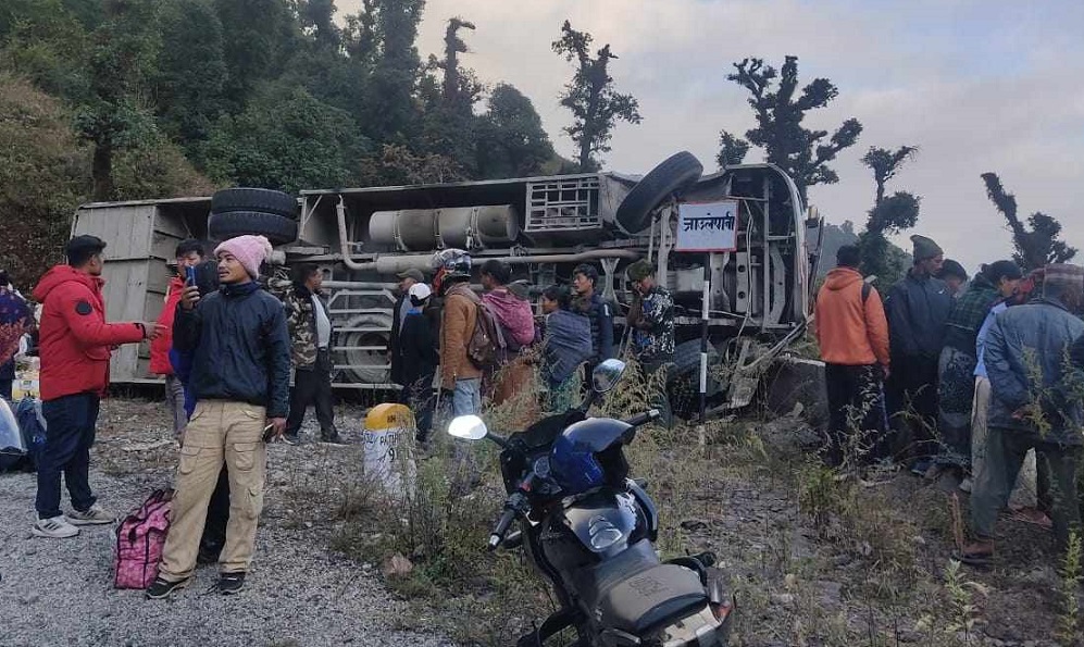 रुकुम पूर्वबाट पोखरा आउँदै गरेको बस बागलुङमा दुर्घटना