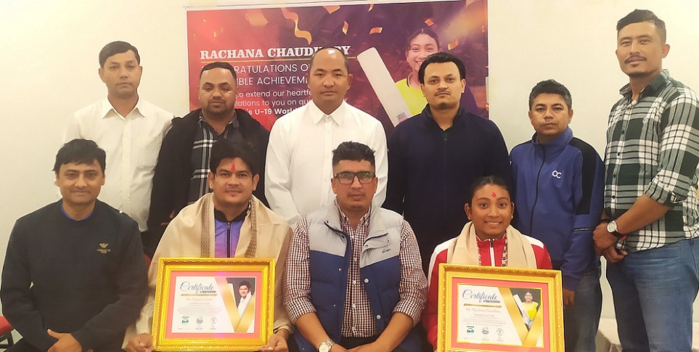 यु–१९ विश्वकप छनौट खेलेकी रचना र अग्रज क्रिकेट दीपेशलाई पोखरामा सम्मान