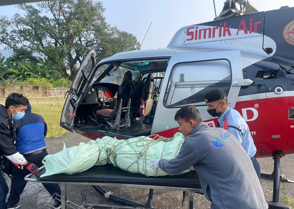मर्दी हिमाल आरोहण गर्दा लडेर मृत्यु भएका गाइडको शव सिम्रिक एयरको हेलिबाट पोखरामा