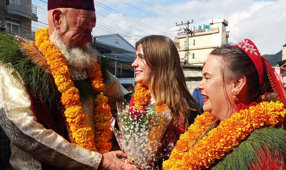 पोखरामा नेपाली परम्परा अनुसार बिदेशीको बिहे
