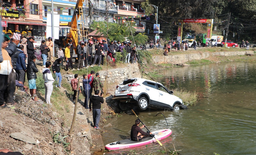 फेवातालमा कार खस्दा तीन घाइते