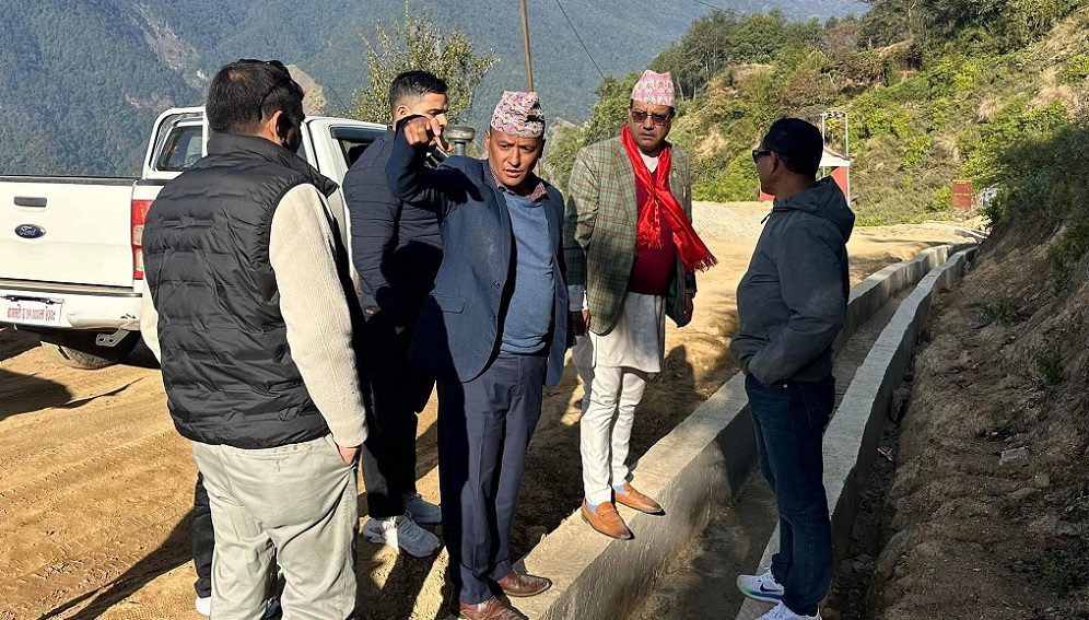 घलेगाउँ र भुजुङ जोड्ने सडक निर्माणमा ढिलाइ, फिल्डमा पुगे मन्त्री केसी