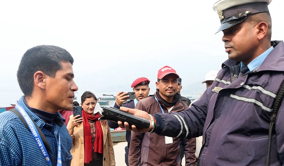 कास्की प्रहरीद्वारा फेवातालमा छड्के अनुगमन, मापसे गर्ने डुङ्गाचालक नियन्त्रणमा
