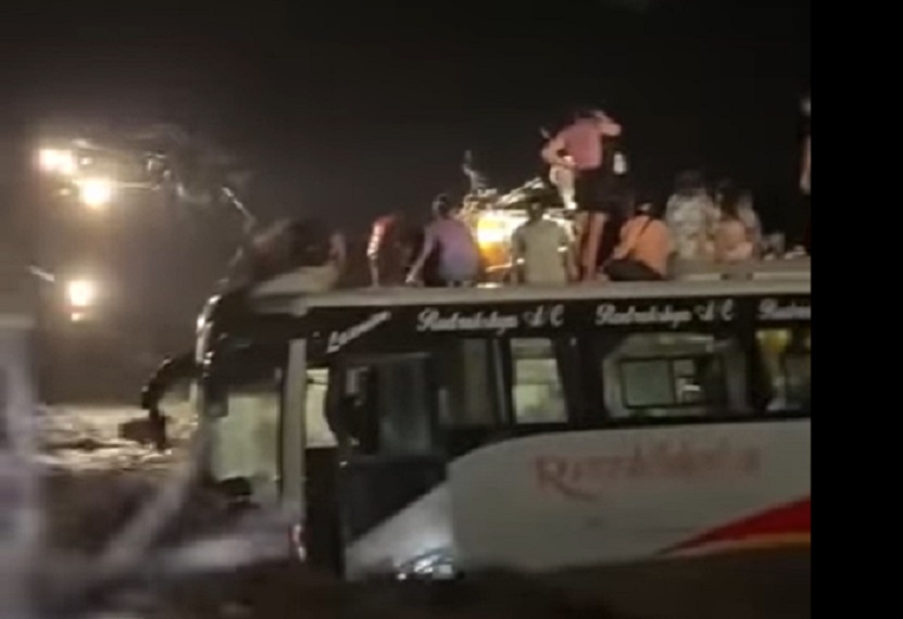 नवलपुरमा बाढीले बस बगायो