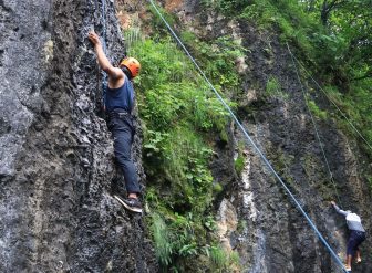 मेथलाङ्को भिरमा रक क्लाइम्बिङ गर्दै ट्रेकिङ गाइड प्रशिक्षार्थीहरु