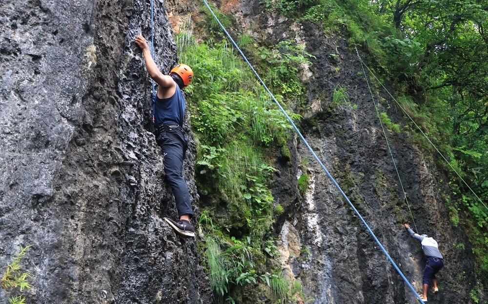 मेथलाङ्को भिरमा रक क्लाइम्बिङ गर्दै ट्रेकिङ गाइड प्रशिक्षार्थीहरु