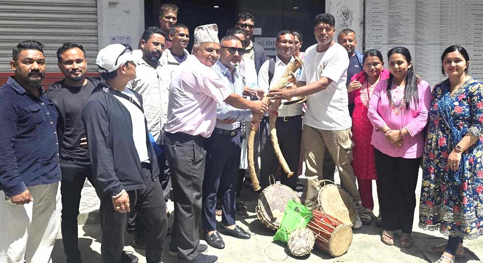 लोक संस्कृति जर्गेनाका लागि पोखरा २६ का जेष्ठ नागरिक र परियार समाजलाई बाद्य सामाग्री
