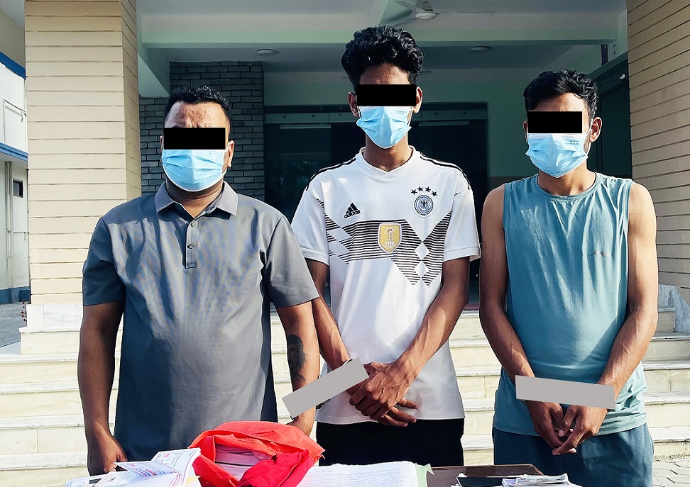 विद्यालयका अध्यक्षलाई कालोमोसो दल्ने ३ पक्राउ