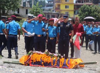 रसुवामा उद्धार गर्दा ज्यान गुमाएका प्रहरी लाल बहादुर श्रेष्ठको अन्त्यष्टी