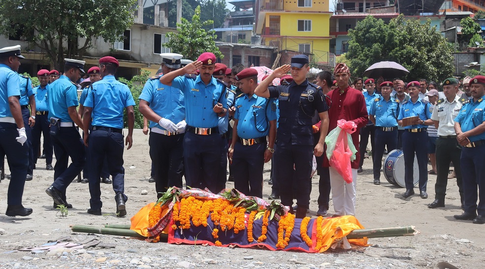 रसुवामा उद्धार गर्दा ज्यान गुमाएका प्रहरी लाल बहादुर श्रेष्ठको अन्त्यष्टी