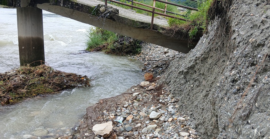 पोखरा २३ बाम्दी र पोखरा २४ लौरुक जोड्ने पुल जोखिममा