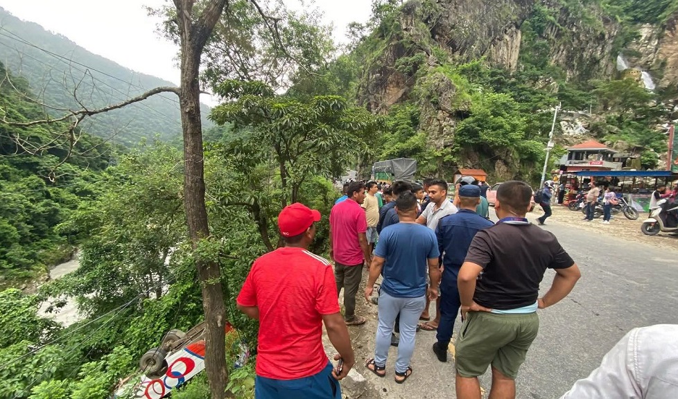 तनहुँको ऐनापहरा दुर्घटना, दुई जना चितवन रिफर