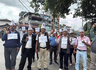 नागरिकलाई प्रष्ट छ, अख्तियार नै भ्रष्ट छ भन्दै लाइटबालेर पोखरामा प्रर्दशन