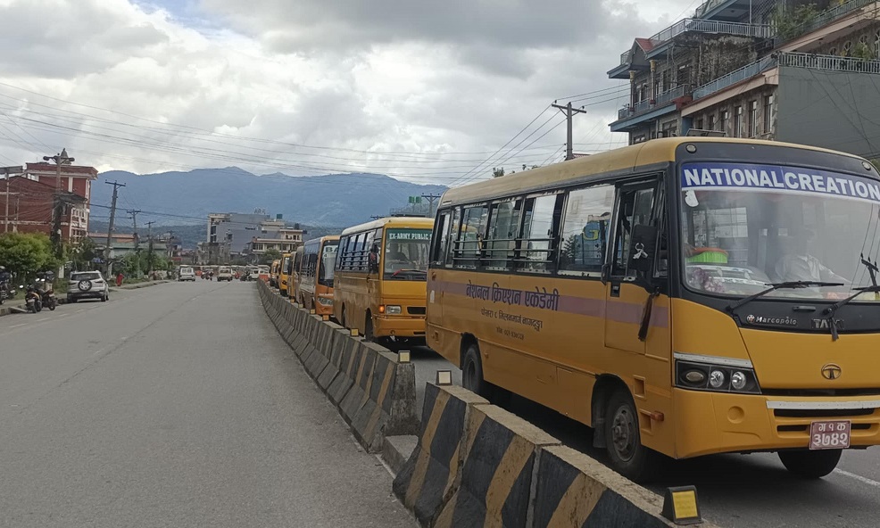 निजी विद्यालयका बस सडकमा गुडाएर देशभर विरोध प्रदर्शन