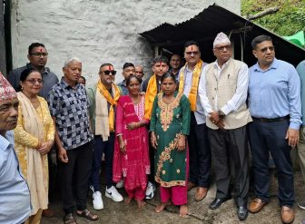पोखरा २६ का अध्यक्ष थापाले परिवारलाई बुझाए अलपत्र परेका अमृतलाई