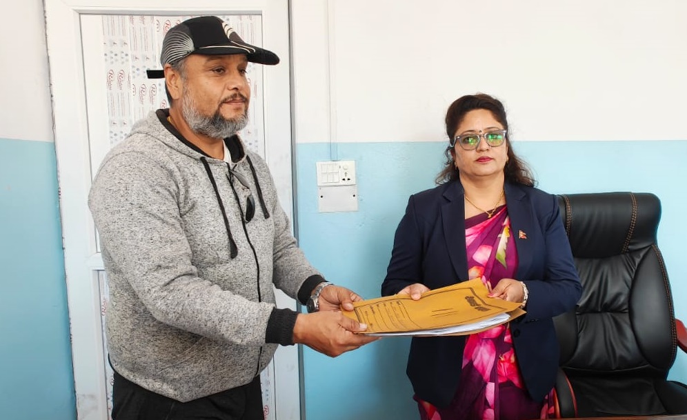 पोखराको न्युरोडमा दुवै साइड पार्किङ हुनुपर्ने माग गर्दै व्यवसायीको ध्यानाकर्षण