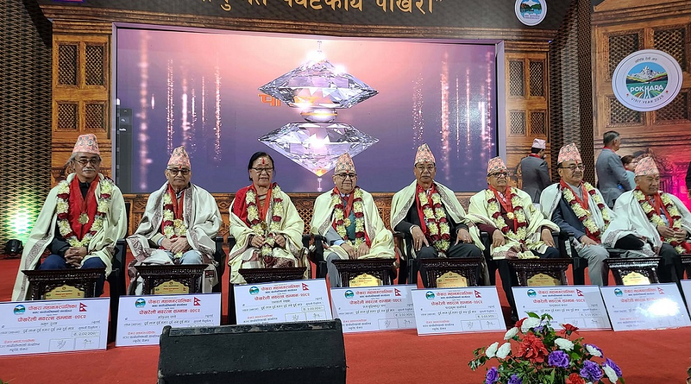 पोखरा महानगरले गायक अमृत गुरुङ सहित ९ जनालाई नवरत्न सम्मान