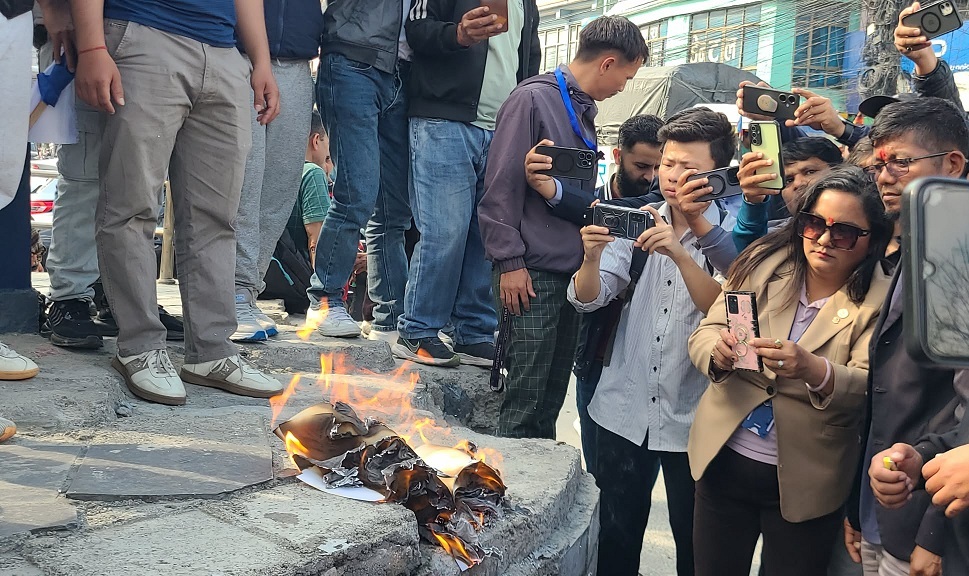पोखरामा एमालेका कार्यकर्ताले जलाए जनेजी आन्दोलन जाँचबुझ आयोगको प्रतिवेदन