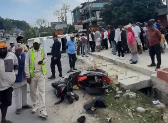 गाडीको ठक्करबाट स्कुटरमा सवार २ जनाको मृत्यु