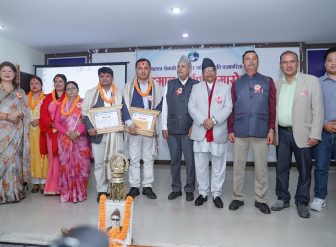 पत्रकार सूर्यचन्द्र बस्नेत र कृष्णमणि बराललाई पुरस्कार प्रदान
