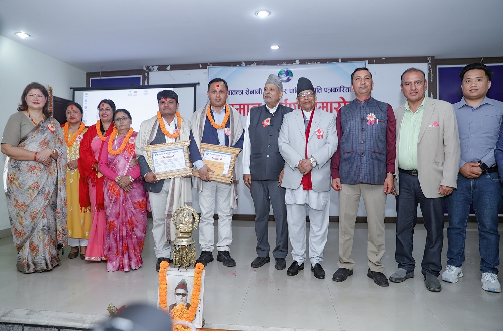 पत्रकार सूर्यचन्द्र बस्नेत र कृष्णमणि बराललाई पुरस्कार प्रदान
