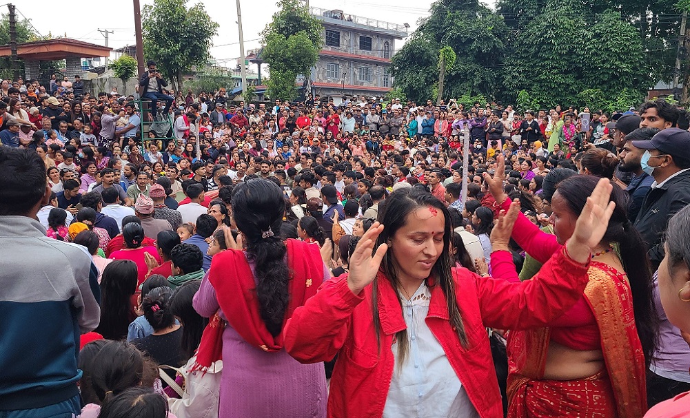 पोखराका मन्दिरमा भजनकीर्तनमा एमआरआर